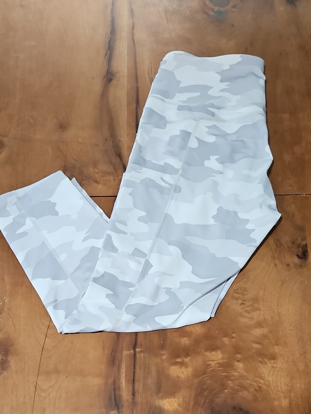 Apana Gray & White Camo Leggings Sz Large 3/4 Length Like New